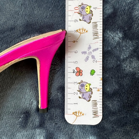 New shoes from Sarah Jessica Parker. - Picture 3 of 5